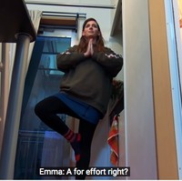 Meski mungil, keuntungan dari apartemen ini adalah memiliki langit-langit yang tinggi sehingga terkesan luas. Emma bahkan bisa memanfaatkan area super kecil di apartemennya ini untuk berolahraga yoga. Foto: Dok. livingbiginatinyhouse.com