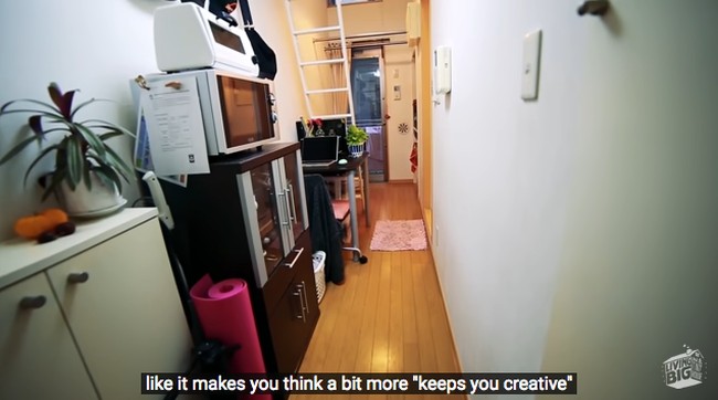 Didatangi tim livingbiginatinyhouse, Emma memperlihatkan ruangan demi ruangan yang ada di dalam apartemen mungilnya. Saat membuka pintu, inilah penampakan ruangannya. Pada ruangan ini Emma biasa bekerja mengedit video di depan meja kerjanya yang juga mungil. Dia sengaja menaruh meja kerjanya menghaap jendela yang cukup besar di apartemennya. Foto: Dok. livingbiginatinyhouse.com