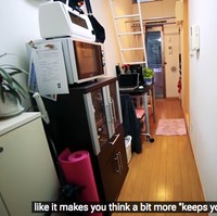 Didatangi tim livingbiginatinyhouse, Emma memperlihatkan ruangan demi ruangan yang ada di dalam apartemen mungilnya. Saat membuka pintu, inilah penampakan ruangannya. Pada ruangan ini Emma biasa bekerja mengedit video di depan meja kerjanya yang juga mungil. Dia sengaja menaruh meja kerjanya menghaap jendela yang cukup besar di apartemennya. Foto: Dok. livingbiginatinyhouse.com