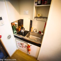 Area dapur super kecil, namun tetap bisa dipergunakan untuk memasak dan mencuci piring. Dapur pada apartemen ini memang dirancang untuk pekerja di Tokyo yang biasanya makan di luar rumah atau membeli makanan di luar dan baru memakannya di rumah. Foto: Dok. livingbiginatinyhouse.com