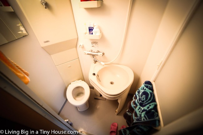 Adakah kamar mandi di apartemen yang luasnya hanya 8 meter persegi ini? Begitulah pertanyaan yang sering didapat Emma. Dan inilah kamar mandi yang meskipun mungil ajaibnya bisa digunakan untuk mandi sekaligus buang air kecil ataupun besar. Yang menakjubkan dari kamar mandi ini adalah wastafel bisa digeser ke atas closet sehingga ruangan lebih luas dan bisa jadi tempat mandi. Foto: Dok. livingbiginatinyhouse.com