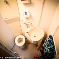 Adakah kamar mandi di apartemen yang luasnya hanya 8 meter persegi ini? Begitulah pertanyaan yang sering didapat Emma. Dan inilah kamar mandi yang meskipun mungil ajaibnya bisa digunakan untuk mandi sekaligus buang air kecil ataupun besar. Yang menakjubkan dari kamar mandi ini adalah wastafel bisa digeser ke atas closet sehingga ruangan lebih luas dan bisa jadi tempat mandi. Foto: Dok. livingbiginatinyhouse.com