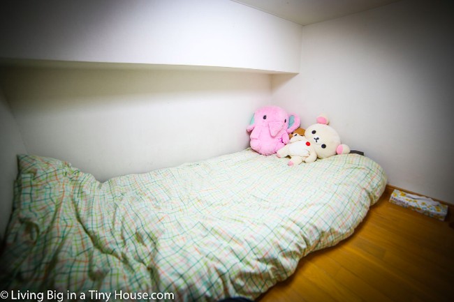 Dan inilah kamar tidur kecil Emma. Kata YouTuber yang kini sudah pindah apartemen itu, kamar tidurnya ini meski terkesan sempit tidak membuatnya merasa sesak saat berada di ruangan tersebut. Langit-langit yang cukup tinggi adalah kuncinya. Dan jendela besar di apartemen juga membuat cahaya sinar matahari menerangi ruangan. Foto: Dok. livingbiginatinyhouse.com