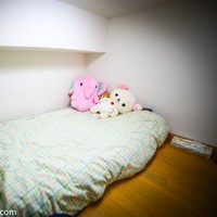 Dan inilah kamar tidur kecil Emma. Kata YouTuber yang kini sudah pindah apartemen itu, kamar tidurnya ini meski terkesan sempit tidak membuatnya merasa sesak saat berada di ruangan tersebut. Langit-langit yang cukup tinggi adalah kuncinya. Dan jendela besar di apartemen juga membuat cahaya sinar matahari menerangi ruangan. Foto: Dok. livingbiginatinyhouse.com