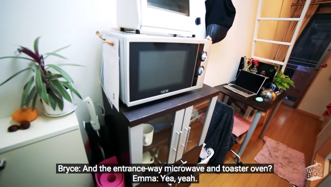 Pada ruangan yang mungil ini Emma bukan hanya menaruh meja kerjanya. Dia juga bisa meletakkan microwave, oven dan lemari untuk menaruh piring serta gelas. Ada juga lemari bajunya yang menempel dengan dinding. Foto: Dok. livingbiginatinyhouse.com