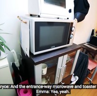 Pada ruangan yang mungil ini Emma bukan hanya menaruh meja kerjanya. Dia juga bisa meletakkan microwave, oven dan lemari untuk menaruh piring serta gelas. Ada juga lemari bajunya yang menempel dengan dinding. Foto: Dok. livingbiginatinyhouse.com