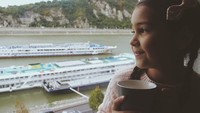 Ini adalah Sandrinna Michele saat masih kecil. Masih kecil saja ia sudah pandai berpose, ditemani dengan segelas minuman dan pemandangan indah dari jendela. Foto: Instagram @sandrinna_11