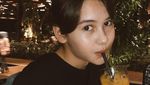 Pose Kulineran Si Imut Sandrinna Michelle Pemain Dari Jendela SMP