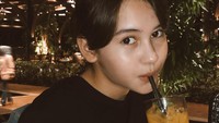 Sandrinna Michelle dikenal sebagai artis cilik yang kini tumbuh cantik dan menggemaskan. Meski masih belia, tetapi ia sudah banyak memainkan judul film dan sinetron. Foto: Instagram @sandrinna_11