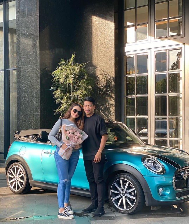 Dikonfirmasi Wolipop, Sarah mengungkapkan dirinya sama sekali tak tahu kalau Dayat akan menghadiahinya mobil. Karena dia sendiri sebenarnya sudah berniat membeli mobil yang sama dengan uang pribadinya. Dulu aku sempet punya dan mau beli lagi. Waktu itu kita sempet lihat-lihat bareng di internet tapi aku nggak nyangka sama sekali kalau bakal dikasih dan nggak berharap buat dikasih karena aku kerja sendiri kan dan selalu beli mobil sendiri, katanya lewat Whatsapp kepada Wolipop, Selasa (7/7/2020).  Foto: instagram @nurhidayatnh32.
