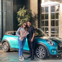 Dikonfirmasi Wolipop, Sarah mengungkapkan dirinya sama sekali tak tahu kalau Dayat akan menghadiahinya mobil. Karena dia sendiri sebenarnya sudah berniat membeli mobil yang sama dengan uang pribadinya. Dulu aku sempet punya dan mau beli lagi. Waktu itu kita sempet lihat-lihat bareng di internet tapi aku nggak nyangka sama sekali kalau bakal dikasih dan nggak berharap buat dikasih karena aku kerja sendiri kan dan selalu beli mobil sendiri, katanya lewat Whatsapp kepada Wolipop, Selasa (7/7/2020).  Foto: instagram @nurhidayatnh32.