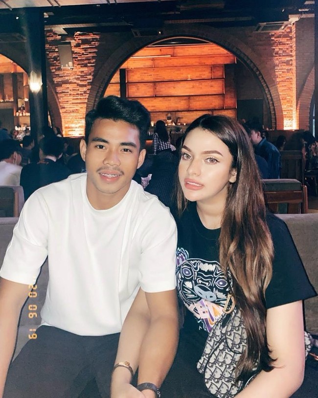 Saat diberikan kado Mini Cooper Cabrio, anak bungsu dari dua bersaudara ini benar-benar terkejut karena sebelumnya Dayat tak pernah memberikan kejutan. Mantan pemain timnas U-19 itu juga menurutnya bukan tipe pria yang romantis. Dia nggak pernah kasih kejutan dan orangnya nggak romantis. Ngasih bunga aja nggak, katanya. Foto: instagram @nurhidayatnh32.