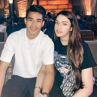 Saat diberikan kado Mini Cooper Cabrio, anak bungsu dari dua bersaudara ini benar-benar terkejut karena sebelumnya Dayat tak pernah memberikan kejutan. Mantan pemain timnas U-19 itu juga menurutnya bukan tipe pria yang romantis. Dia nggak pernah kasih kejutan dan orangnya nggak romantis. Ngasih bunga aja nggak, katanya. Foto: instagram @nurhidayatnh32.