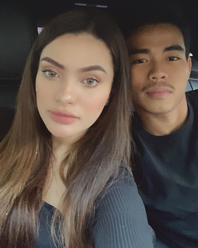 Menceritakan kisah cintanya bersama Dayat, Sarah mengaku mereka berkenalan melalui seorang teman. Keduanya pertamakali bertemu di salah satu mall di Jakarta. Awalnya nggak nyangka bakal pacaran sih. Kita pacaran baru awal tahun ini, ucap Sarah. Foto: instagram @nurhidayatnh32.