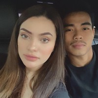 Menceritakan kisah cintanya bersama Dayat, Sarah mengaku mereka berkenalan melalui seorang teman. Keduanya pertamakali bertemu di salah satu mall di Jakarta. Awalnya nggak nyangka bakal pacaran sih. Kita pacaran baru awal tahun ini, ucap Sarah. Foto: instagram @nurhidayatnh32.