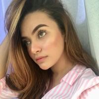 Sarah Ahmad Almusaiteer sebenarnya juga tak kalah populer dari Dayat di media sosial. Wanita cantik ini memiliki followers lebih dari 97 ribu. Dia merupakan seorang beauty influencer dan pengusaha kosmetik. Foto: instagram @saraaaahmad.