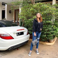  Dikutip dari akun Instagramnya @saraaaahmad, wanita yang lahir pada 4 Desember 1996 ini kerap mengunggah OOTD bersama mobil mewah miliknya.Sarah yang mempunyai bisnis skincare, salon dan kontraktor ini mengisahkan momen ketika Dayat memberikannya kejutan berupa mobil berharga ratusan juta rupiah itu. Pada hari-h, Dayat mengatakan padanya hanya ingin mengajaknya makan. Tiba-tiba mataku ditutup dan pas dibuka ada Mini Cooper. Shock banget sih. Aku pun nggak expect akan jadi seviral ini sih. Aku minta doanya aja buat temen-temen semoga aku langgeng dan bisa ke jenjang lebih serius, ujar Sarah. Foto: instagram @saraaaahmad.