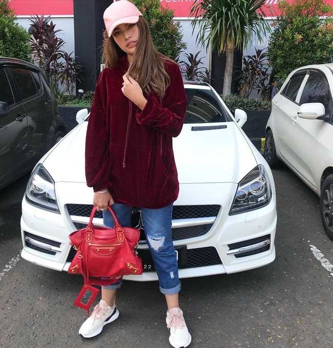 Wanita berambut pirang dan blasteran Arab itu menuturkan jika ia dan Dayat berniat untuk lanjut ke hubungan yang lebih serius. Niatnya ada sih. Ya semoga aja dilancarkan, katanya. Foto: instagram @saraaaahmad.