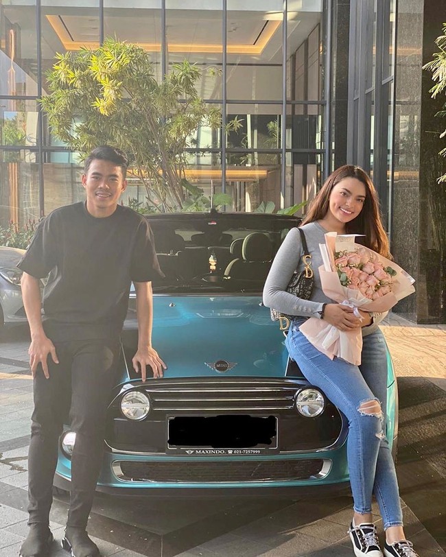 Pemain timnas U-23 Nurhidayat Haji Haris atau yang biasa dipanggil Dayat, mengunggah di akun Instagramnya @nurhidayatnh32, momen diirnya memberikan kado mobil mewah untuk kekasihnya Sarah Ahmad Almusaiteer. Happy 6 month anniversary sayang,semoga kamu suka sama kadonya @saraaaahmad, tulis Dayat Senin (6/7/2020). Postingan Dayat itu pun jadi viral. Berbagai komentar membanjiri akun Instagram Dayat dan Sarah. Ada yang kaget karena baru pacaran 6 bulan sudah diberikan mobil dan ada juga yang iri pada Sarah. Foto: instagram @saraaaahmad.