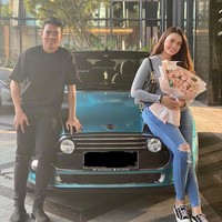 Pemain timnas U-23 Nurhidayat Haji Haris atau yang biasa dipanggil Dayat, mengunggah di akun Instagramnya @nurhidayatnh32, momen diirnya memberikan kado mobil mewah untuk kekasihnya Sarah Ahmad Almusaiteer. Happy 6 month anniversary sayang,semoga kamu suka sama kadonya @saraaaahmad, tulis Dayat Senin (6/7/2020). Postingan Dayat itu pun jadi viral. Berbagai komentar membanjiri akun Instagram Dayat dan Sarah. Ada yang kaget karena baru pacaran 6 bulan sudah diberikan mobil dan ada juga yang iri pada Sarah. Foto: instagram @saraaaahmad.