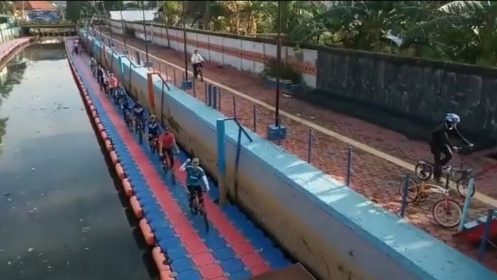 Screenshot viral pesepeda lintasi trotoar apung di Palembang