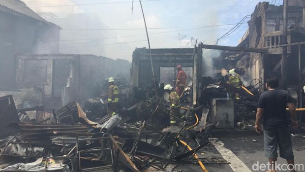 Sebanyak 40 Toko yang berada di kawasan Manggarai, Jakarta Selatan ludes terbakar.