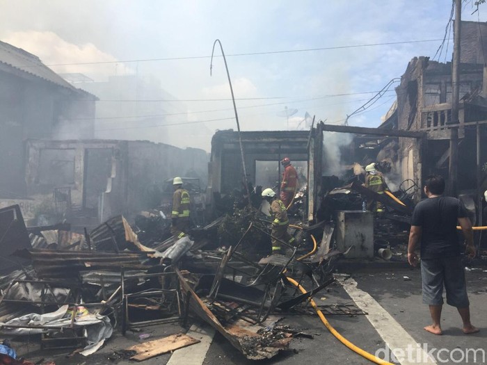 Sebanyak 40 Toko yang berada di kawasan Manggarai, Jakarta Selatan ludes terbakar.