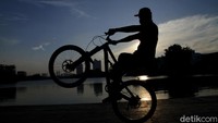 Beberapa warga terlihat asyik bersepeda.