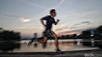 Jogging juga menjadi pilihan warga.