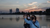 Beberapa lainnya terlihat asyik bersantai sambil menikmati matahari terbenam.