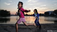 Anak-anak bermain dengan semringah.