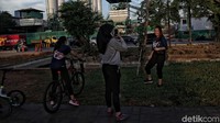 Lainnya juga seru-seruan sambil berfoto bersama.