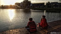 Spot menikmati sunset di Danau Sunter merupakan spot terbaru yang baru dibuka oleh Pemprov DKI Jakarta. Spot ini menjadi menarik karena dapat melihat langsung matahari terbenam di kawasan tersebut. 