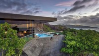 Kolam renang di villa sudah biasa. Tapi yang ada di villa mewah Seychelles ini levelnya beda. Kolam renangn dari kaca transparan itu ada di bagian atap villa tersebut. (dok. Six Senses)