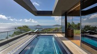 Akses masuk ke sini sangatlah eksklusif. Bisa menggunakan helikopter atau pun kapal pribadi. Total ada 30 villa dan 17 rumah pribadi yang ada di resort tersebut. (dok. Six Senses)