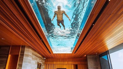 Foto: Ada Kolam Renang Transparan di Langit-langit Villa Ini
