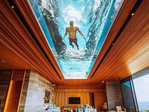 Foto: Ada Kolam Renang Transparan di Langit-langit Villa Ini