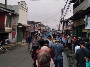 Penumpang Ini Antre Sejam untuk Masuk ke KRL di Stasiun Bojong Gede