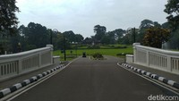 Dalam video tersebut, Kebun Raya mengomentari salah satu akun yang menanyakan ihwal syarat vaksin bagi pengunjung. Warganet lainnya menyambut secara positif dengan dibukanya kembali Kebun Raya Bogor. (Sachril Agustin/detikcom)