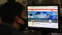 Seluruh akses pendaftaran PPDB DKI dilakukan via online dengan mengunjungi situs https://ppdb.jakarta.go.id/.