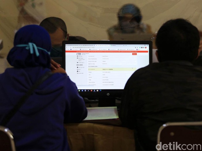 Orang tua murid melakukan pengaduan di Posko PPDB SMKN 27, Jakarta Pusat, Selasa (7/7/2020). Hari ini adalah tahap akhir dari Penerimaan Peserta Didik Baru (PPDB) DKI Jakarta 2020. Tahap akhir ini dibuka untuk mengisi kuota yang masih belum terisi oleh jalur zonasi hingga prestasi.