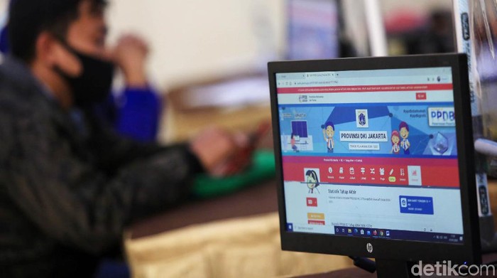 Orang tua murid melakukan pengaduan di Posko PPDB SMKN 27, Jakarta Pusat, Selasa (7/7/2020). Hari ini adalah tahap akhir dari Penerimaan Peserta Didik Baru (PPDB) DKI Jakarta 2020. Tahap akhir ini dibuka untuk mengisi kuota yang masih belum terisi oleh jalur zonasi hingga prestasi.