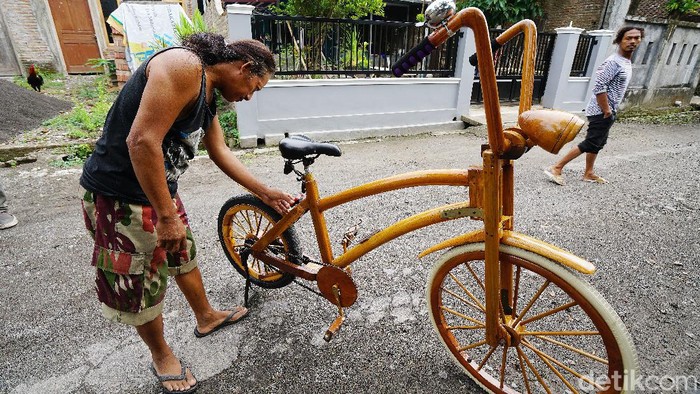 Kreatif Warga Sukoharjo  Ini Buat Sepeda  Berbahan Kayu Bekas 