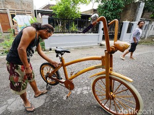 Kreatif! Warga Sukoharjo Ini Buat Sepeda Berbahan Kayu Bekas