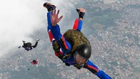 Sejumlah prajurit Batalyon Intai Amfibi (Yontaifib) 1 Korps Marinir TNI AL melakukan terjun bebas (free fall) dari ketinggian 6000 kaki.