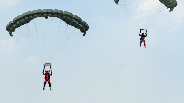 Sejumlah prajurit Batalyon Intai Amfibi (Yon Taifib) 1 Korps Marinir TNI-AL memasuki pesawat udara Cassa NC-212 U-6205 Skuadron Udara 600 Wing Udara 2 Puspenerbal untuk mengikuti terjun bebas (free fall) di Pangkalan Udara TNI Angkatan Laut (Lanudal) Jakarta, Pondok Cabe, Tangerang Selatan, Banten, Selasa (7/7/2020). Terjun bebas dari ketinggian 6.000 kaki tersebut diikuti 100 orang prajurit dalam rangka pemeliharaan kemampuan aspek udara. ANTARA FOTO/M Risyal Hidayat/foc.
