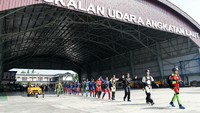 Terjun bebas (free fall) diikuti 100 prajurit dari Batalyon Intai Amfibi (Yontaifib) 1 Korps Marinir TNI AL.