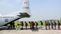 Sejumlah prajurit Batalyon Intai Amfibi (Yontaifib) 1 memasuki pesawat Cassa NC-212 U-6205 Skuadron Udara 600 Wing Udara 2 Puspenerbal untuk mengikuti terjun bebas (free fall).