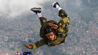 Sejumlah prajurit Batalyon Intai Amfibi (Yontaifib) 1 Korps Marinir TNI AL mengikuti latihan terjun bebas (free fall) di Tangerang Selatan, Banten, Selasa (7/7/2020).