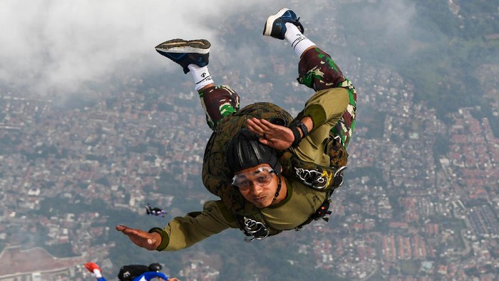 TERJUN FREE FALL BATALYON INTAI AMFIBI Sejumlah prajurit Batalyon Intai Amfibi (Yon Taifib) 1 Korps Marinir TNI-AL memasuki pesawat udara Cassa NC-212 U-6205 Skuadron Udara 600 Wing Udara 2 Puspenerbal untuk mengikuti terjun bebas (free fall) di Pangkalan Udara TNI Angkatan Laut (Lanudal) Jakarta, Pondok Cabe, Tangerang Selatan, Banten, Selasa (7/7/2020). Terjun bebas dari ketinggian 6.000 kaki tersebut diikuti 100 orang prajurit dalam rangka pemeliharaan kemampuan aspek udara. ANTARA FOTO/M Risyal Hidayat/foc.